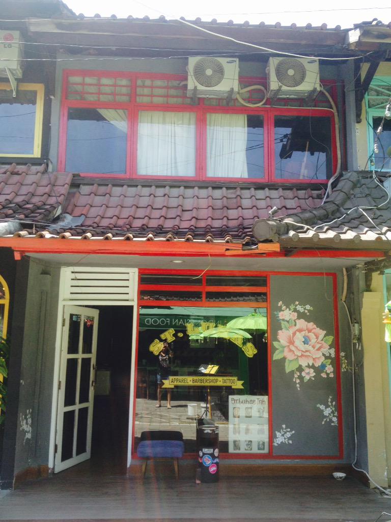 Over kontrak toko daerah jalan raya seminyak.dua lantai luas 4x6.Yg berminat bs sms saya di 085737353317