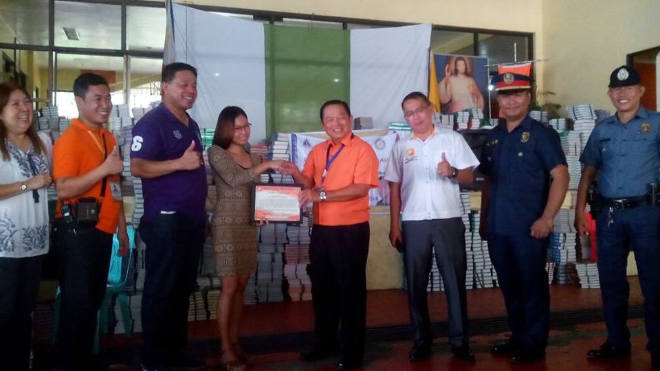 Ps5Qcpd's tweet photo. During the books giving ceremony at Barangay Greater Fairview. http://t.co/KPXRU2EIeu