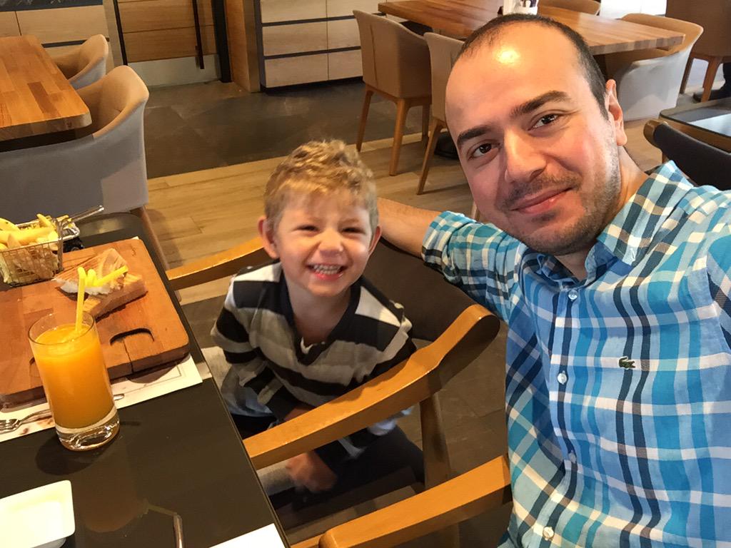 Yeğenim Kutay Çapkın'la kahvaltı yapıyoruz, halimizden de anlaşılacağı gibi çok mutluyuz ) Maşallah