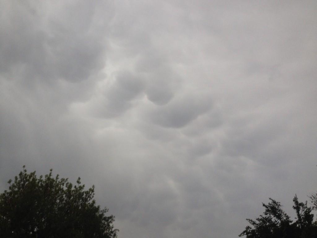 SteerMark's tweet photo. Mammatus Clouds 6am. Holes in Heaven at 9am Johannesburg
Haarp Chemtrails #LatticeClouds #crosswaves #ClimateChange http://t.co/wKkyFYMsRL