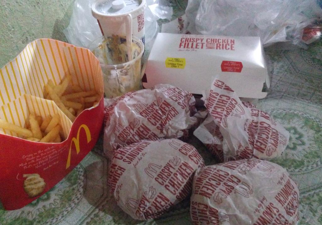 yayadubofficial's tweet photo. Yummy Lets Eat #ALDUBNextChapter   McDoNalds...@aldenrichards02 @mainedcm @AngPoetNyo @allanklownz @EatBulaga http://t.co/FxmBbxsWiZ