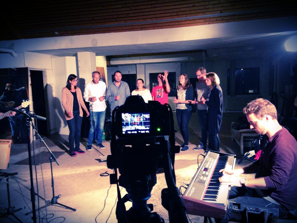 atyourthrone's tweet photo. Gisterenavond in 5 takes 'Reddingsplan' opgenomen! Thanks guys! #epAYT http://t.co/UV2LevUKGB
