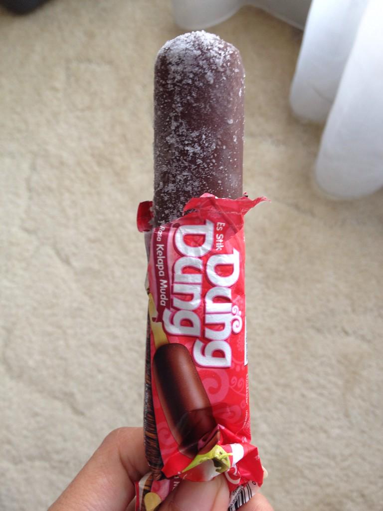 vivi_sofyan's tweet photo. Gara2 ada iklan walls dung dung terpasang di mobilku, jadi seneng bgt beli ice creamnya @boomboomcar_id #JadiHappy http://t.co/y4IDedQ2TZ