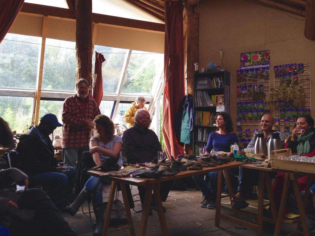 Teamdag! Met de opgehaalde tegels van Operatie Steenbreek bouwen we vandaag een ‘aardbeientoren’ in het Eetbaarpark.