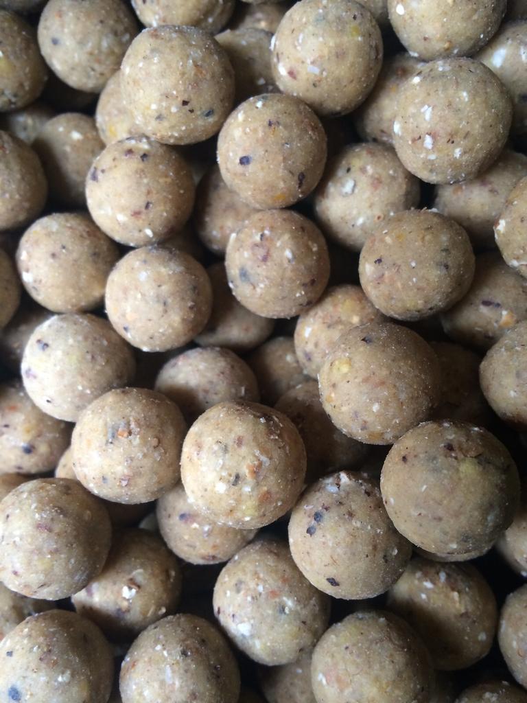 The Coco Crab and The Maple Nut are our Autumn/Winter choices.  A great time to be out fishing. #fishing #carp