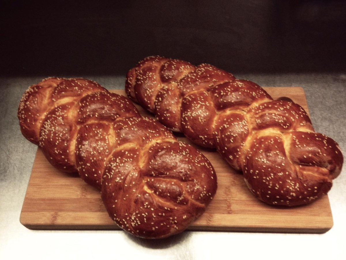 SwissEmbassyCZ's tweet photo. Čerstvá vánočka #Zopf: #Schweizerbrot Švýcarský chléb po ránu je požitek a je zdravý! http://t.co/MlzorhESFa http://t.co/4tUrLPUgYZ