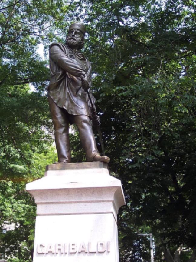 Bu İtalyanlar ne salak ya ülkenin kurucu lideri Garibaldi heykellerini kaldırıp yerine cappucino fincanı koymuyo😄