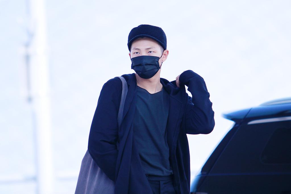 MonCher_twt's tweet photo. 150921 인공출국 블랙딥보이-☆😘
김블랙 김흑마 머시써😂😂
#RM #남준 @BTS_twt
http://t.co/tJI2tyQRjH
http://t.co/QrK6M2yYrR http://t.co/i7n7SfbQCE