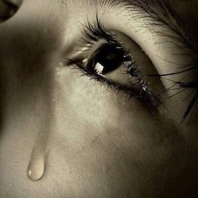 Com53Walaa4v's tweet photo. يقولون : نتمنﮯ لك أحلام سعيدة 
ألا يوجد أحد يقول نتمنﮯ لك واقع أجمل ؟
ماذا نفعل بحلم جميل 
ونحن في الواقع نتألنم! http://t.co/RG0VjQ3ua3