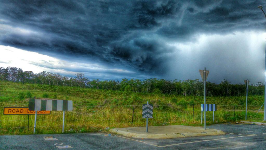 youngdadold's tweet photo. Love a summer storm @Queensland @Australia http://t.co/RKxZeXxwi7