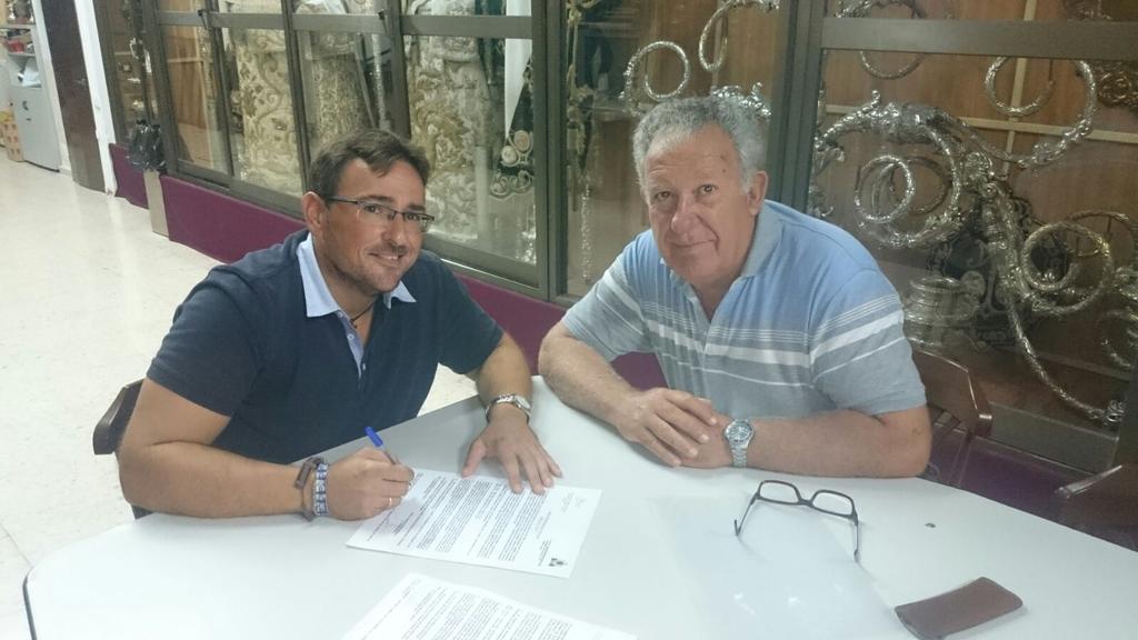 PolillasCadiz's tweet photo. En la tarde de ayer realizamos la firma de prolongación de contrato con la Hdad @nazdelamor hasta 2017. http://t.co/LY7Dakl1kX