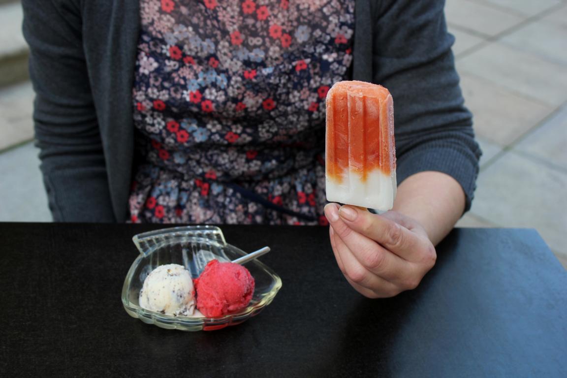 Pořád nanukujem a zmrzlinujem, žádná podzimní pauza nebude! Broskvový s kardamomem a kokosem a 2AD jahoda a spol.