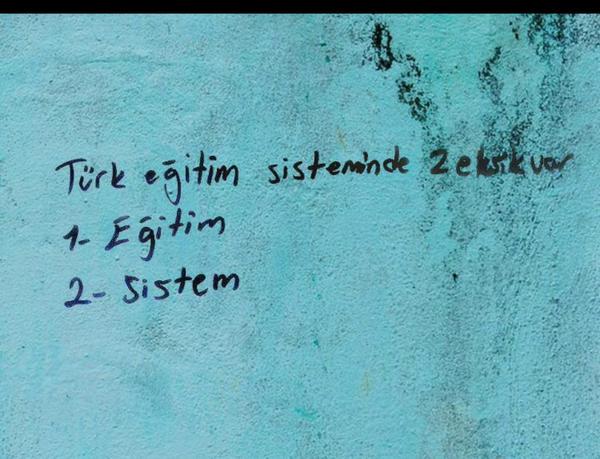 sınıfın en iyisini sıradan memur, orta seviyesindekini üniversitede profesör, alt seviyesindekini bakan yapan sistem.