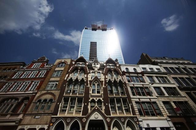 GodSavesCities's tweet photo. The courage of English #walkietalkietower #london #skyscraper #CarbuncleCup #badarchitecture http://t.co/5VpcATglRj http://t.co/5HAbPPj2cp