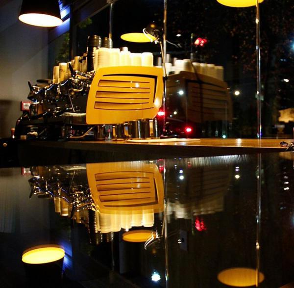 recienmolido's tweet photo. #CustomEspresso magnífica Black Eagle (y foto) en amarillo de @victoriaarduino para @elsieespresso http://t.co/VFAi6Ht9OJ