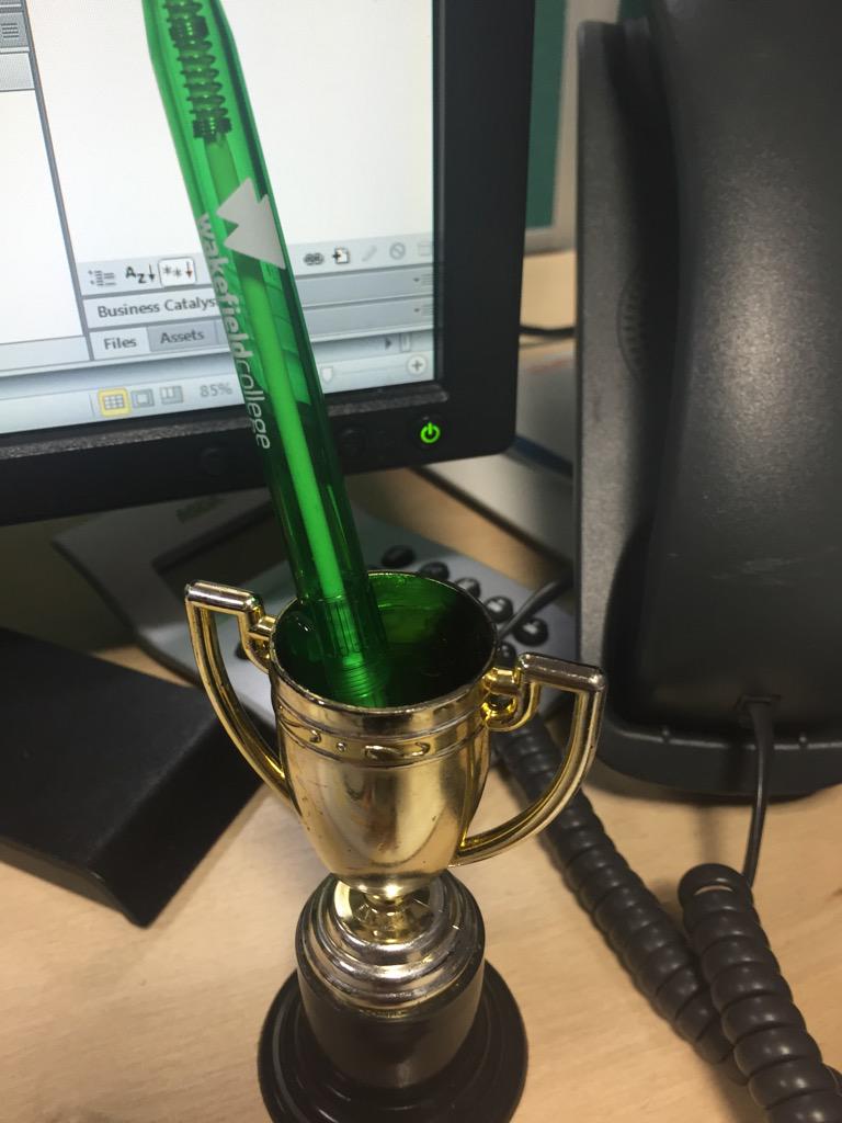 ellis_web's tweet photo. My desk with my Wakefield College pen in my little cup that I won for being the best newcomer! @studywebdesign #web http://t.co/SX4ppsLiYE