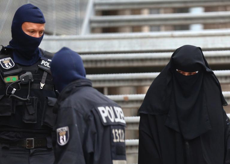 Blitz forze speciali in moschee e case di Berlino in Germania