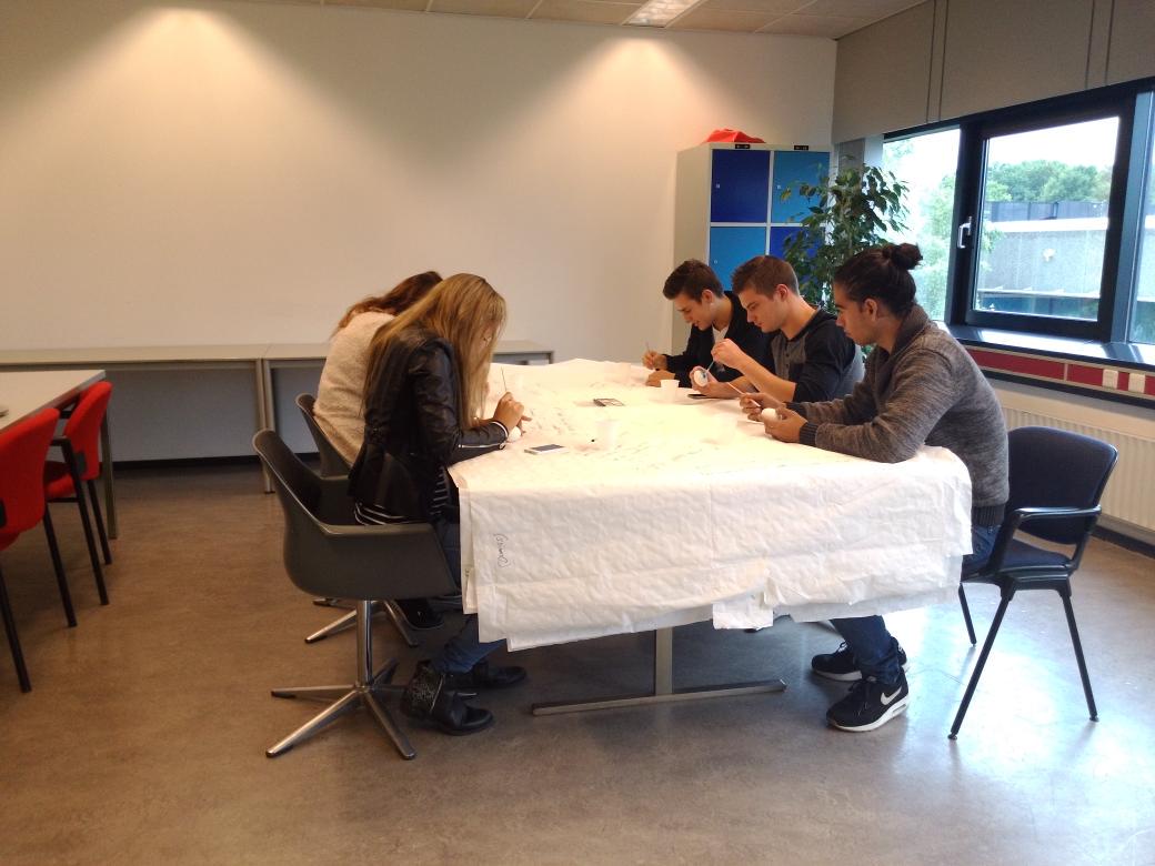 JeroenBurks's tweet image. Hoe hou je 5 interns aan het werk? Lekker verven voor de volgende marketing campagne! Benieuwd? Hou de FB in de gaten