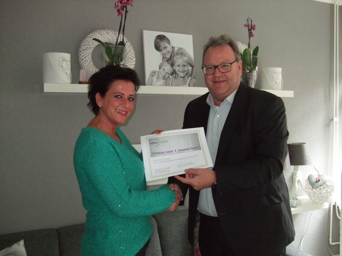 Vanmiddag hebben we één van de cheques uitgereikt aan een erg blij huurster! #Oldenzaal #plezierigwonen 2/2