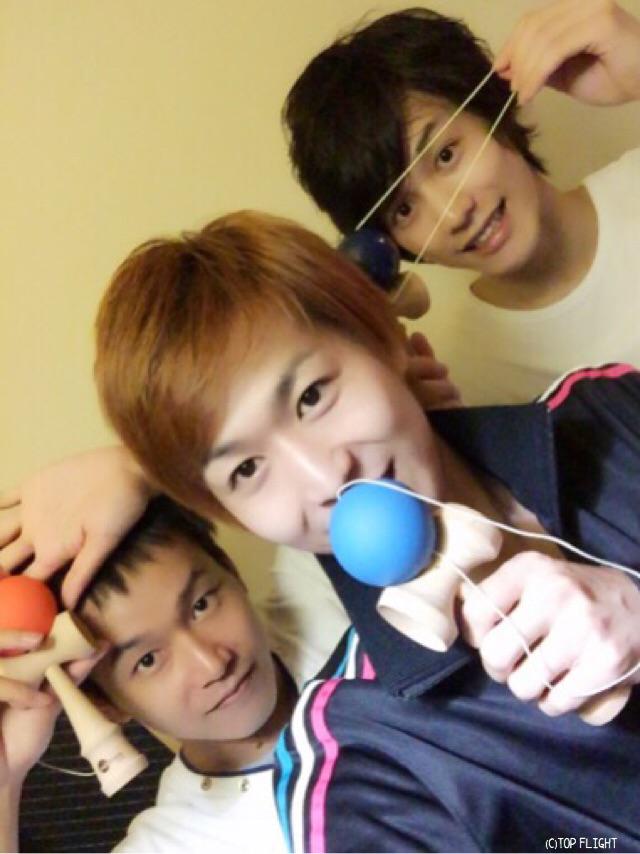 本田礼生 Official 本田兄弟勢揃いしました なぜかこう兄 一番左 がけん玉持ってて ３人とも大ハマり 笑 遂に僕もけん玉まで回す時がきたようだ っ Http T Co G3kjppvv1k Twitter