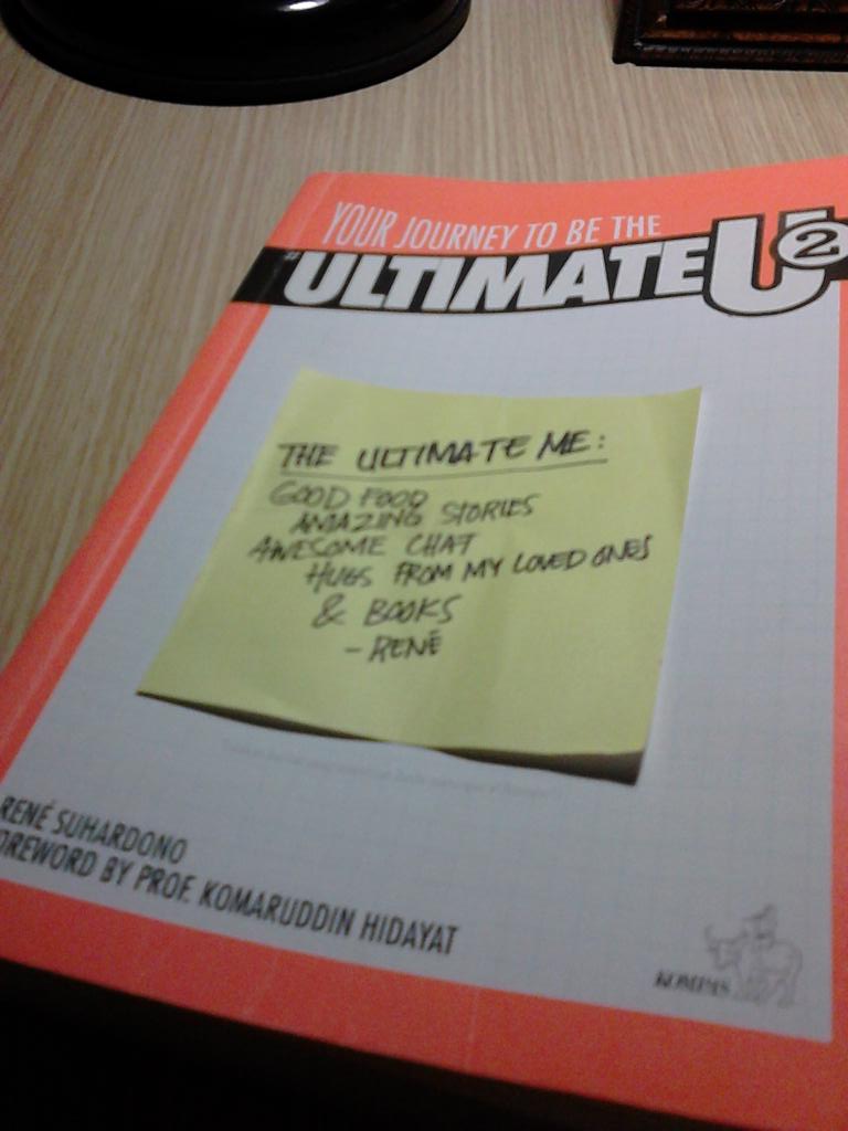 nylongreeny's tweet photo. Yak! #UltimateU2 kelar juga. Salah satu buku tentang menemukan lentera jiwa. Ini tidak akan mudah, tapi mari mencoba! http://t.co/LGcciyKtLw