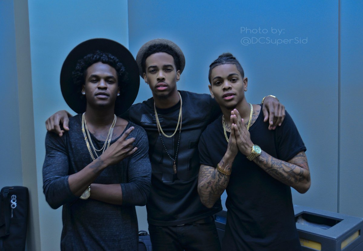 DCSuperSid's tweet image. I ran into my little bros @Official4ey at the #CBCFALC15 #team4ey @4eyMechie @4EYKennyIko @4eypromo @4eythefuture