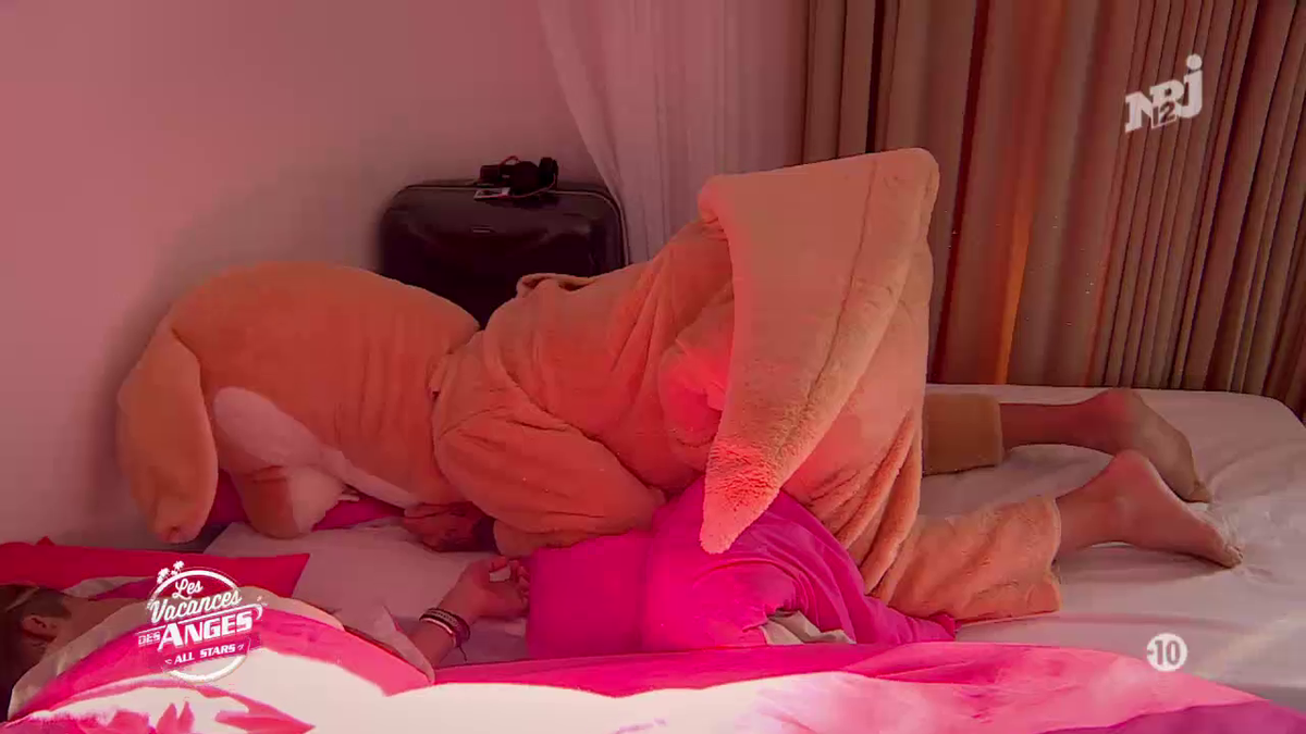 LesAngesTV's tweet photo. TEASER #LVDA/ "LIIIIIIINDAAAAAAA, JE VEUX UN VERRE DE LAAAAIIIIT" 🍼🍼🍼 @Benjaminoff > https://t.co/MhinmhEXwN http://t.co/2GN9RNs9qx