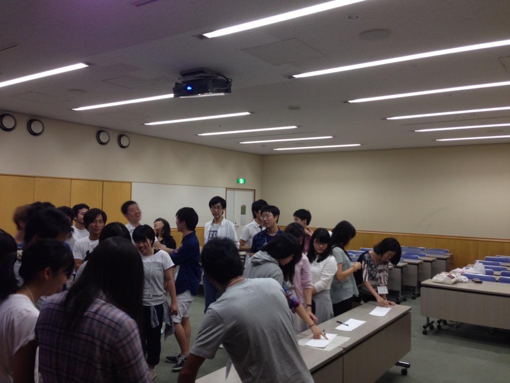 PLANpic's tweet photo. 夜のアクティビティー中です！
日中は頭を使ったので、今度はみんなでわいわいしています！

写真は、チーム対抗の絵しりとりです(*^_^*)
#PLANpic http://t.co/11uPljbwDm
