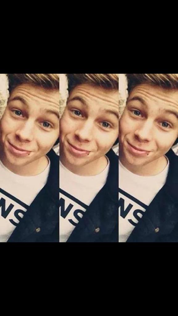 AusSquad5SOS's tweet image. Three times the pain #LukeHemmingsTuesday #LoopOff5SOS