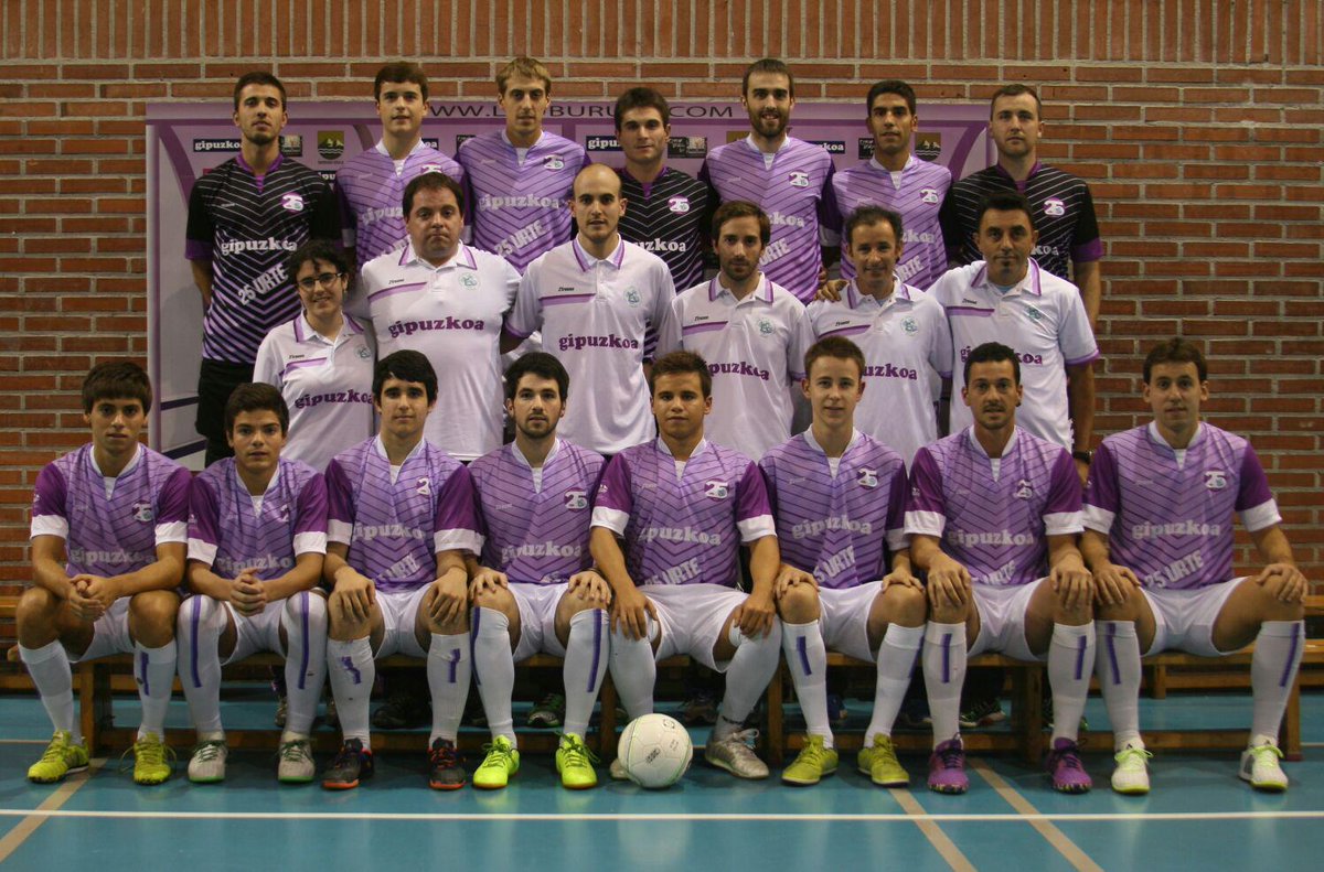 LAUBURUKEIBARRA's tweet photo. Ayer tarde de fotos oficiales de la temporada 15-16, os avanzamos la primera imagen con la plantilla al completo. http://t.co/km1OgDiEmA