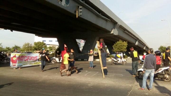 Makassar, sore ini ada street campaign #MTGF2015 di bawah flyover cc: <a href="/Jalan2Seru_Mksr/">JJS Makassar</a> @mks_sombere
