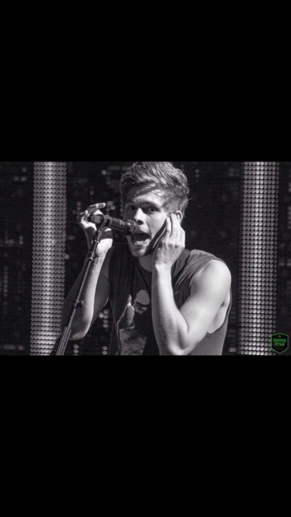 AusSquad5SOS's tweet image. Back to #LukeHemmingsTuesday now #LoopOff5SOS