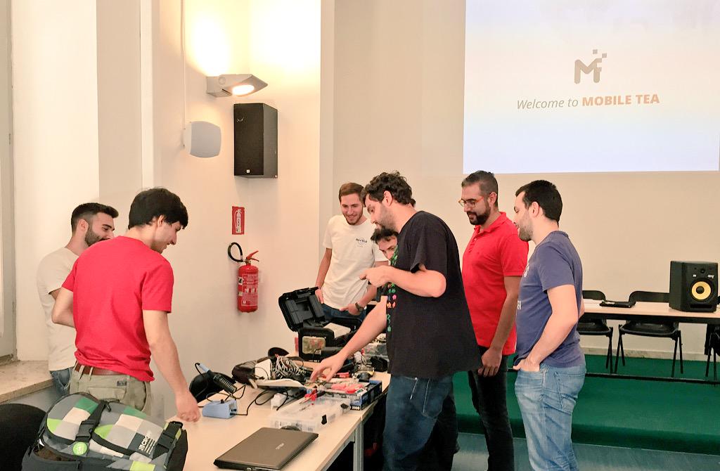 wearenois3's tweet photo. #mobileTea #mobilehacktea #hackathon - i team si preparano! ready to #hack! http://t.co/NOD29pEyxS