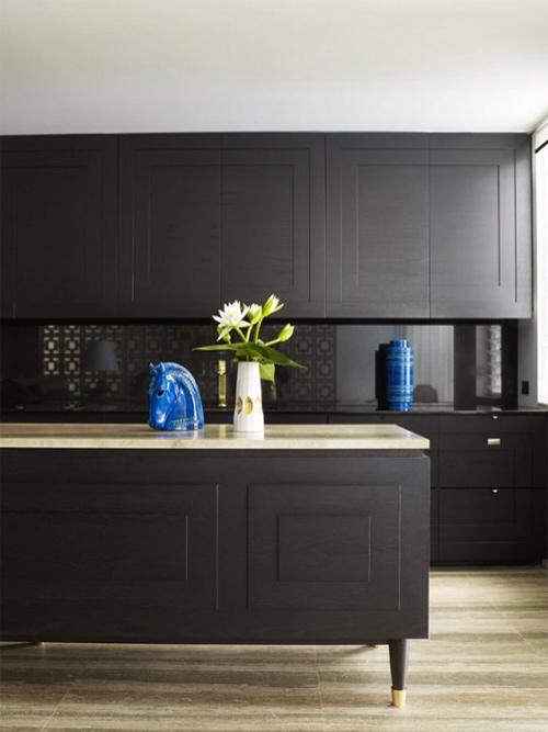 Contraste de mate y brillo para esta cocina que se lo juega todo al #negro #elegante #black #interiordesign #decor
