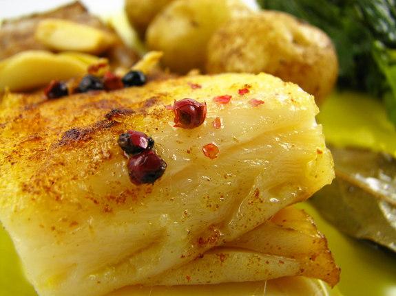 cincoquartos's tweet photo. Bacalhau assado no forno com batatas: http://t.co/ug7wHucDwA #receita #recipe #bacalhau #driedcod http://t.co/xnjCj9Aomi