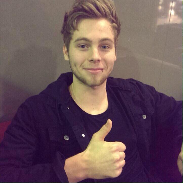 AusSquad5SOS's tweet image. When he hasn't really changed that much at all... #LukeHemmingsTuesday #LoopOff5SOS