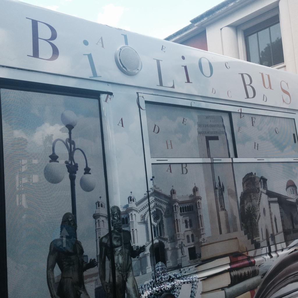 millytucci's tweet photo. Anche @ReggioCal  dopo l'esempio di @enzobianco_ ha un bibliobus! #rcmobilityweek http://t.co/dcKF5QJaxy