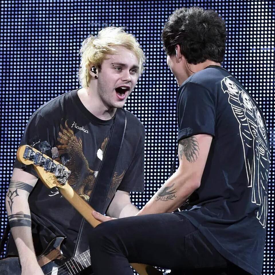 AusSquad5SOS's tweet image. Mixed in with #6YearsOfMalum #Happy6YrAnniMichaelAndCalum #LoopOff5SOS