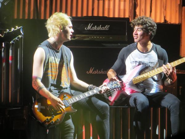 AusSquad5SOS's tweet image. Mixed in with #6YearsOfMalum #Happy6YrAnniMichaelAndCalum #LoopOff5SOS