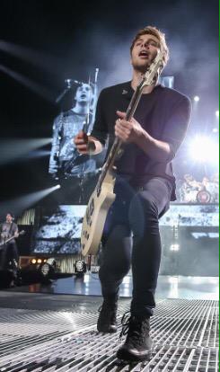 AusSquad5SOS's tweet image. More stage pictures? More stage pictures #LukeHemmingsTuesday #LoopOff5SOS