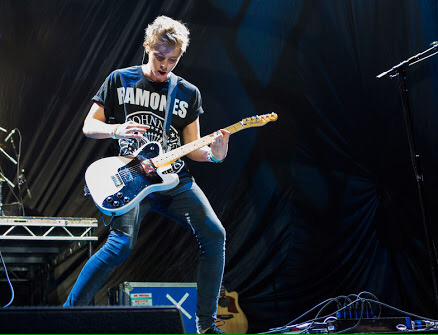 AusSquad5SOS's tweet image. More stage pictures? More stage pictures #LukeHemmingsTuesday #LoopOff5SOS