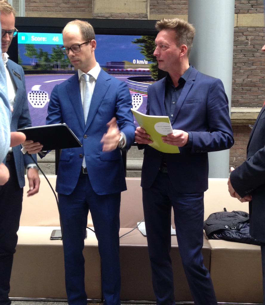 SWOV_NL's tweet photo. Zojuist resultaten @Interpolis #autoexperiment aangeboden aan #TweedeKamer. Lees meer: https://t.co/4GrYMLzLcI http://t.co/u48BZ4m0fH