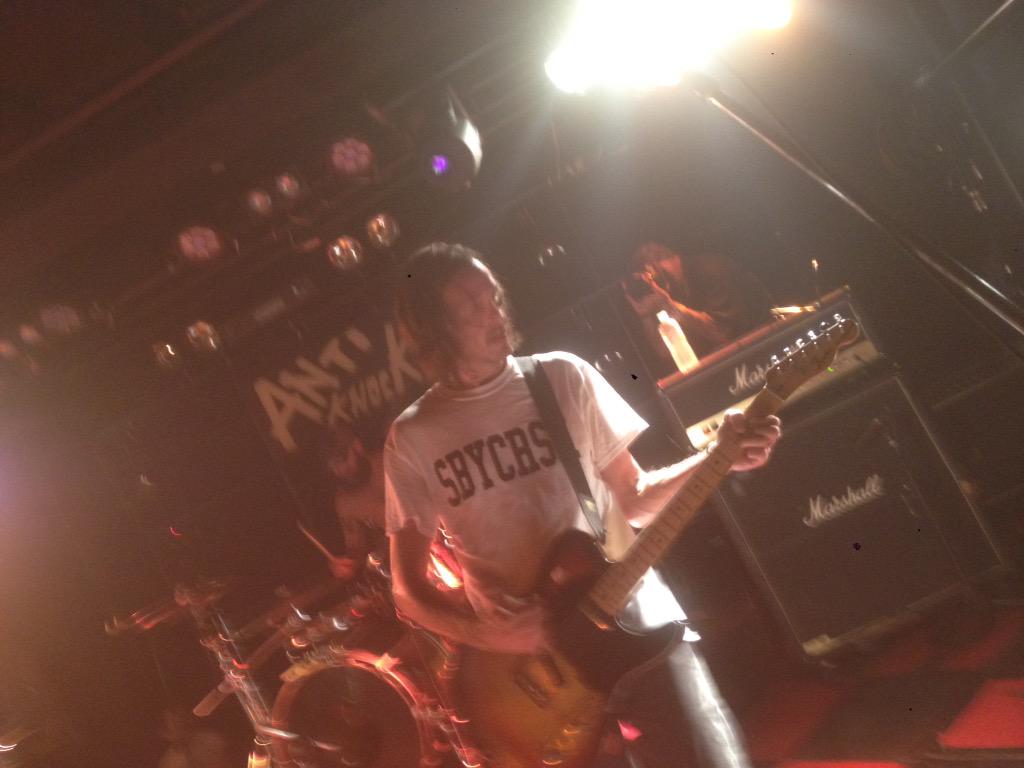 allagecrew's tweet photo. GORILLA BISCUITS@アンチノック
今日はマイナースレット、WAR ZONEのカバーもあった。
アンコールは無く、しばらくしてからウォルター1人で出てきてギター1本でYOUTH CREWを唄うという、???な終わり方。 http://t.co/hV0Gops34k