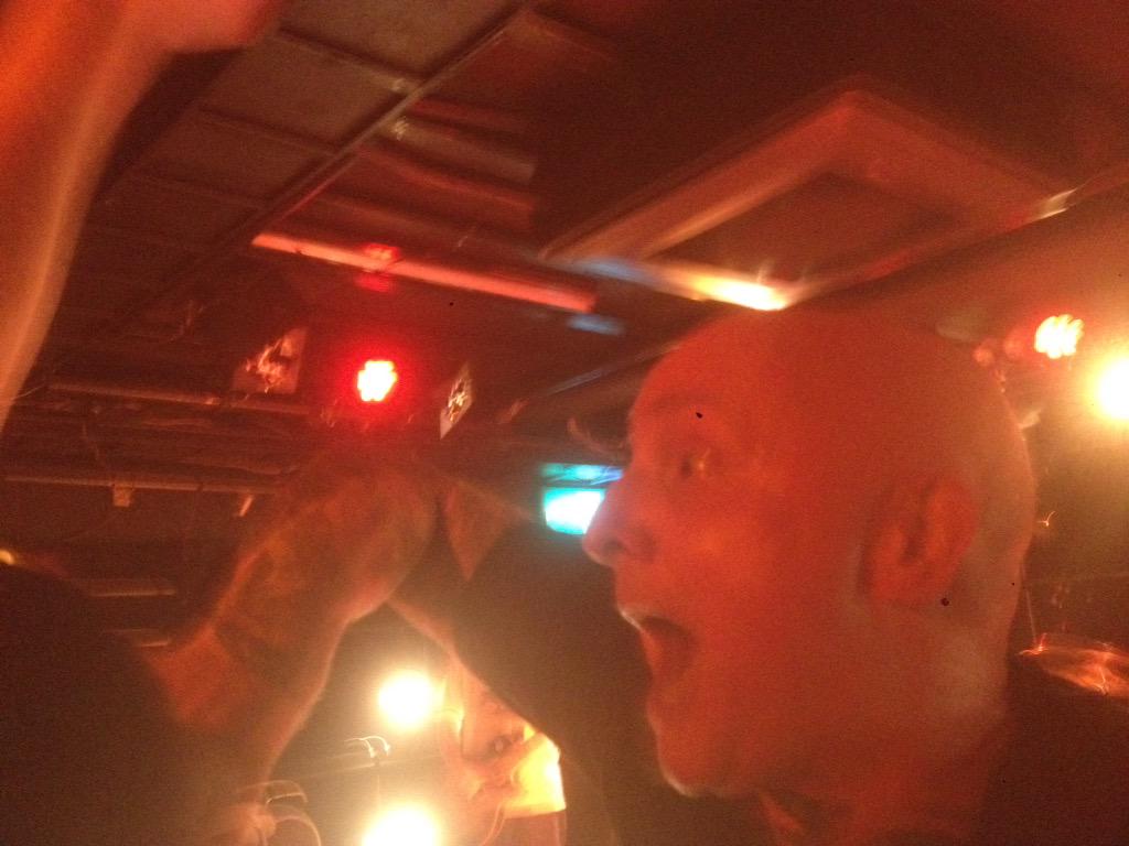 allagecrew's tweet photo. GORILLA BISCUITS@アンチノック
今日はマイナースレット、WAR ZONEのカバーもあった。
アンコールは無く、しばらくしてからウォルター1人で出てきてギター1本でYOUTH CREWを唄うという、???な終わり方。 http://t.co/hV0Gops34k