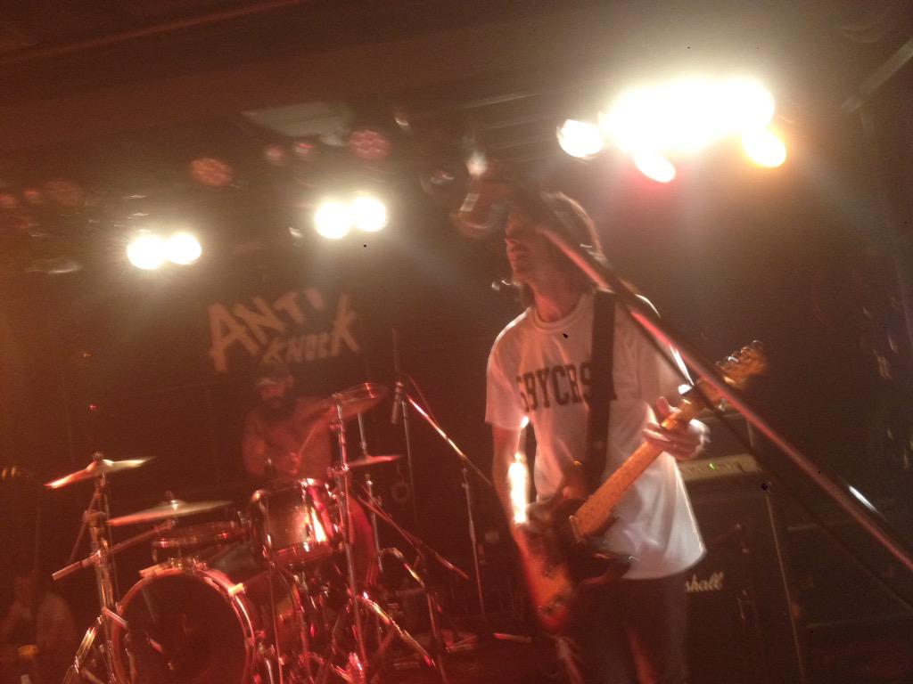 allagecrew's tweet photo. GORILLA BISCUITS@アンチノック
今日はマイナースレット、WAR ZONEのカバーもあった。
アンコールは無く、しばらくしてからウォルター1人で出てきてギター1本でYOUTH CREWを唄うという、???な終わり方。 http://t.co/hV0Gops34k