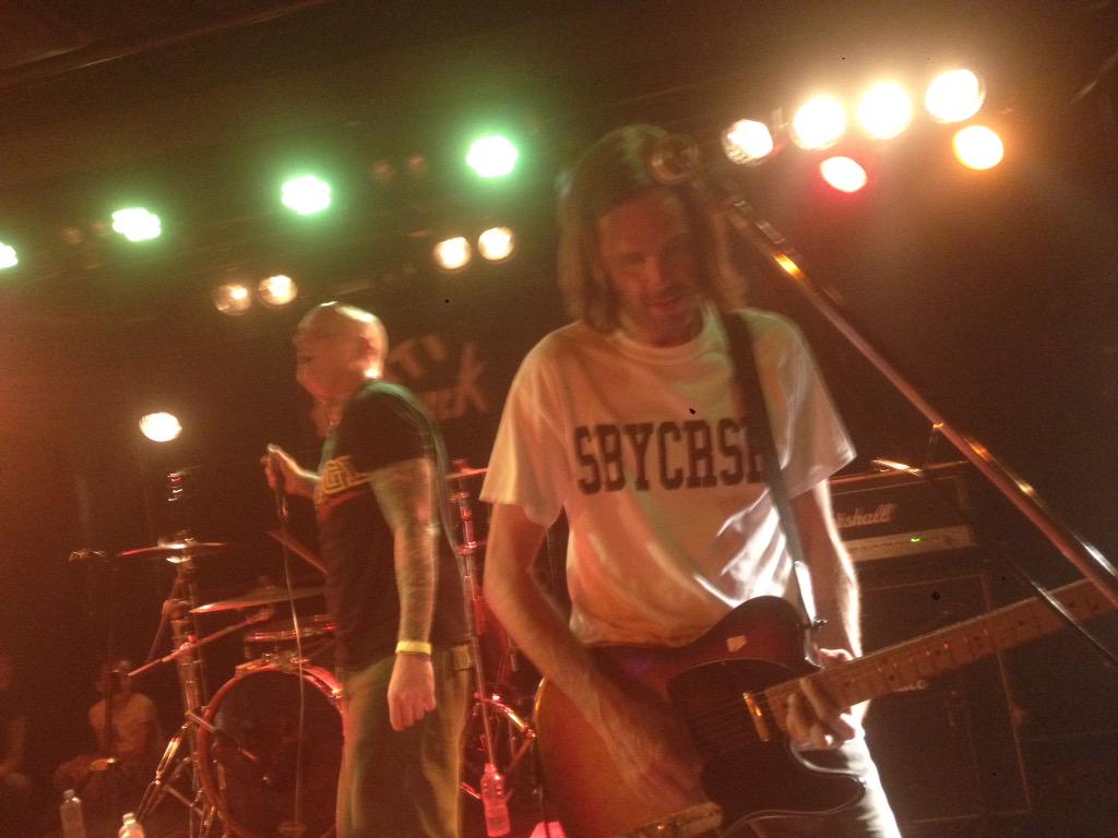 allagecrew's tweet photo. GORILLA BISCUITS@アンチノック
今日はマイナースレット、WAR ZONEのカバーもあった。
アンコールは無く、しばらくしてからウォルター1人で出てきてギター1本でYOUTH CREWを唄うという、???な終わり方。 http://t.co/hV0Gops34k