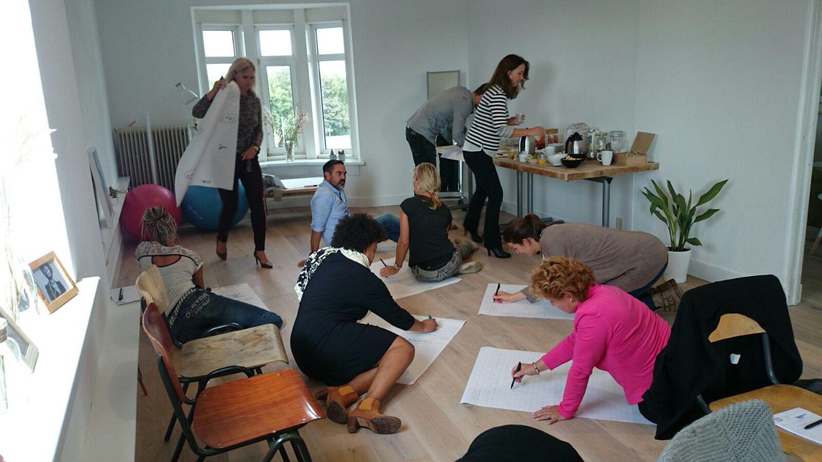 Deelnemers hard aan het werk tijdens onze training #Beïnvloeden met <a href="/Bakarbessy/">Pablo Bakarbessy</a> en <a href="/ShirazMKhan/">Shiraz</a>! #training