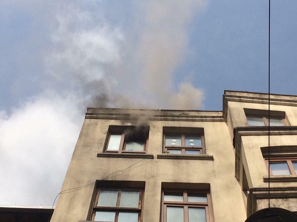 ozgurgundm's tweet photo. HDP Beşiktaş İlçe binası faşitlerce kundaklandı. http://t.co/ZxyzBFWEa3
