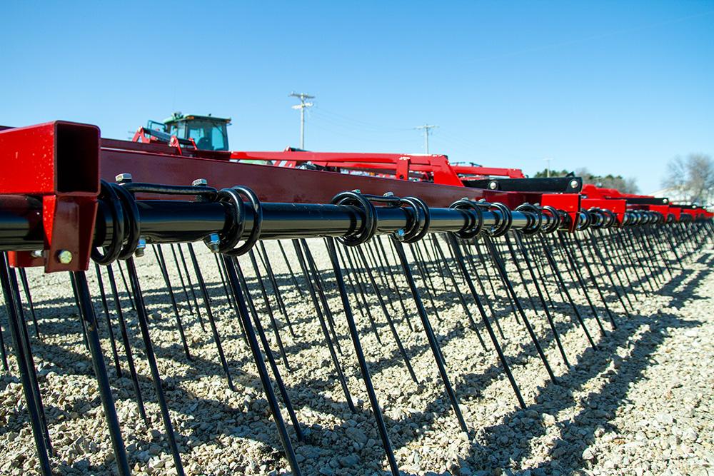elmersmfg's tweet photo. Did you know the #Super7 has a 7 Tine Design to spread your straw more efficiently? Ask for a demo this fall to see! http://t.co/CG2dngZUEi