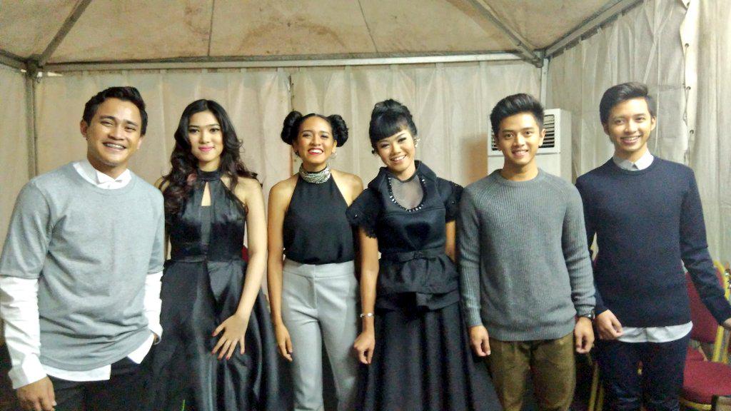 Backstage <a href="/AMIawards/">AMIawards</a> 2015 with <a href="/isyanasarasvati/">Isyana Sarasvati</a> &amp; <a href="/yurayunita/">Yura Yunita</a>. Jangan kelewatan ya, #HiFriends! #18thAMIawards2015